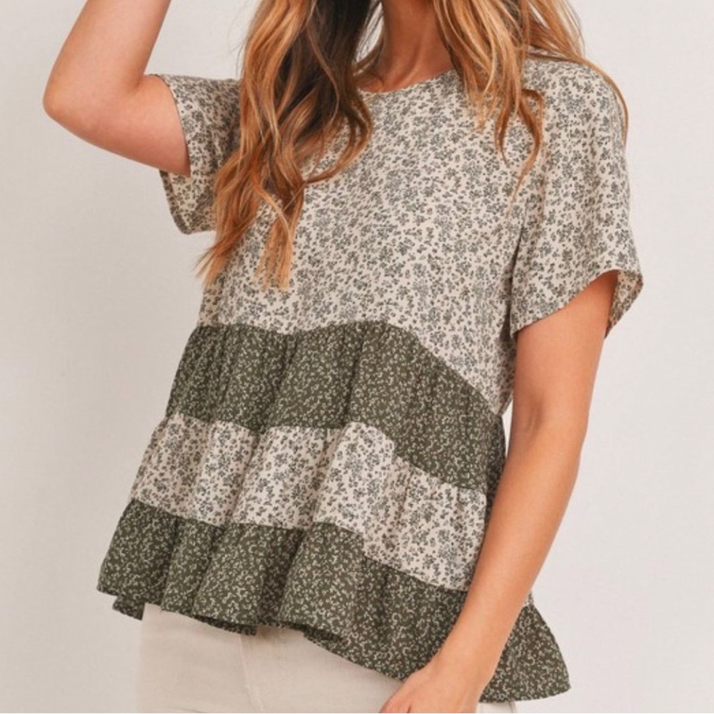 NWOT Paper Crane Tiered flutter sleeve blouse green/white size M